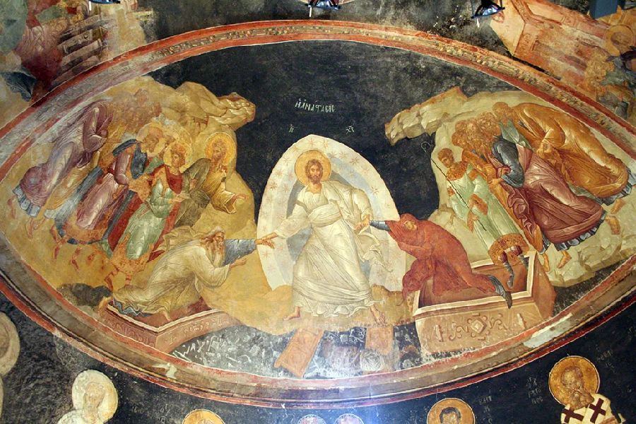 Das byzantinische Deckengemälde zeigt den auferstandenen Christus, der die Toten aus ihren Gräbern befreit