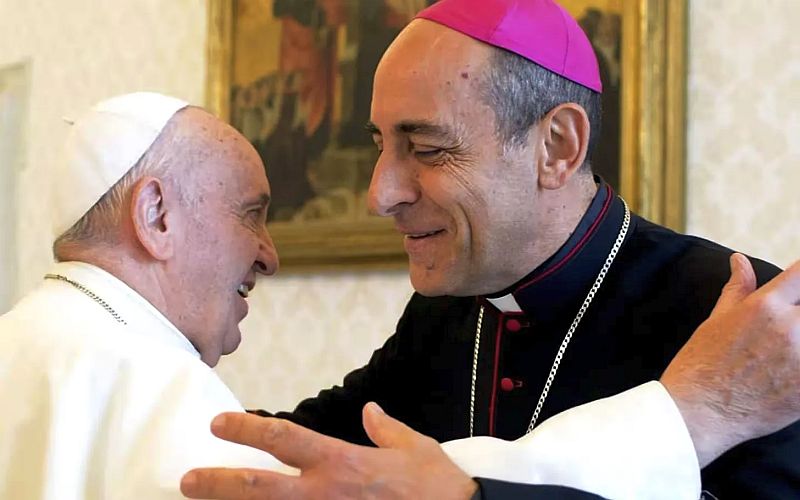Herzliche Umarmung von Papst Franziskus und Kardinal Fernández