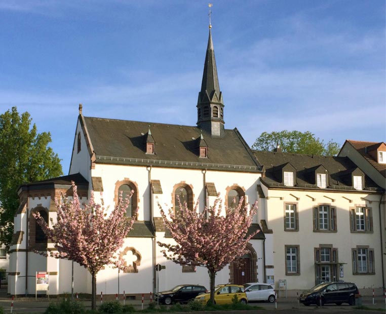Kirche mit dem angebauten Haus 'St. Canisius' in Saarlouis