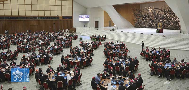 Runde Tische in der für die Synodensynode eingerichteten Audienzhalle Pauls VI.