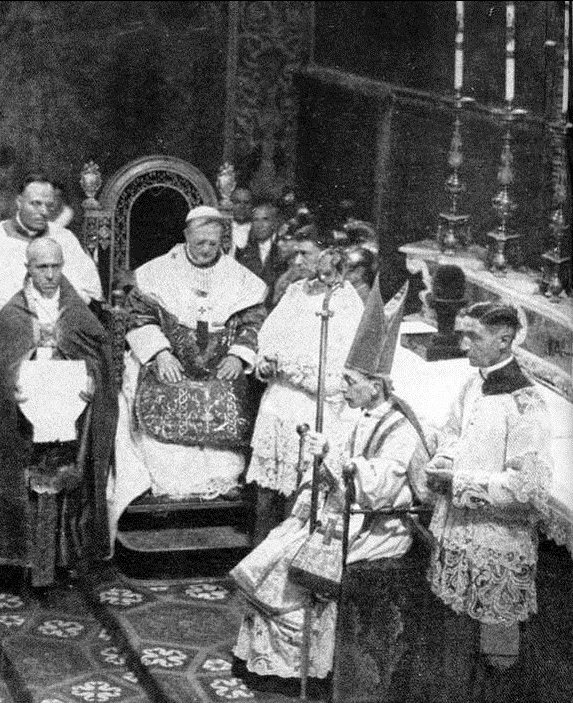 Ildefons Schuster sitzt im bischöflichen Ornat rechts des Papstthrones mit Pius IX.