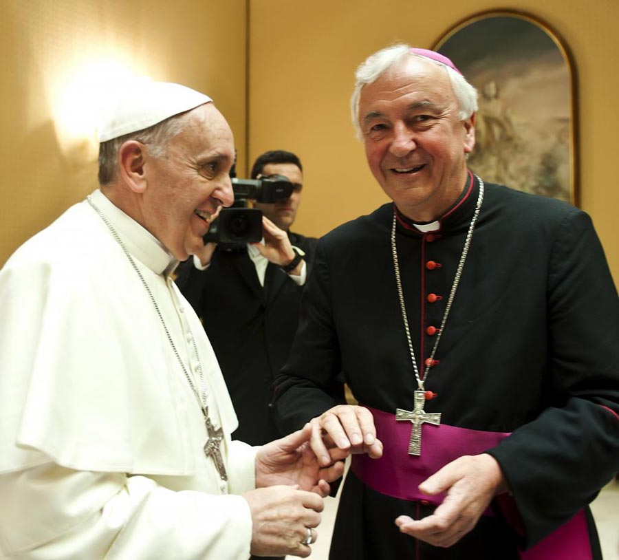 Erzbischof Nichols schüttelt dem Papst die Hand - beide strahlen