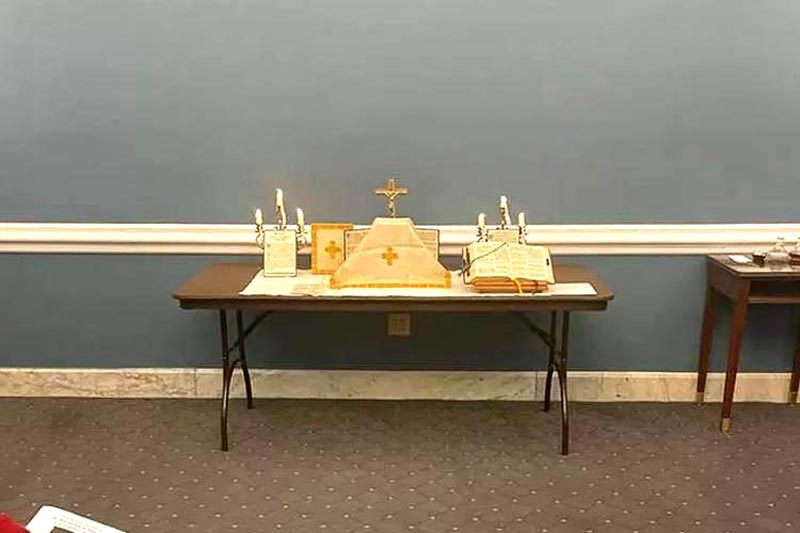 Der behelfsmäßig hergerichtete Altar im Besprechungsraum
