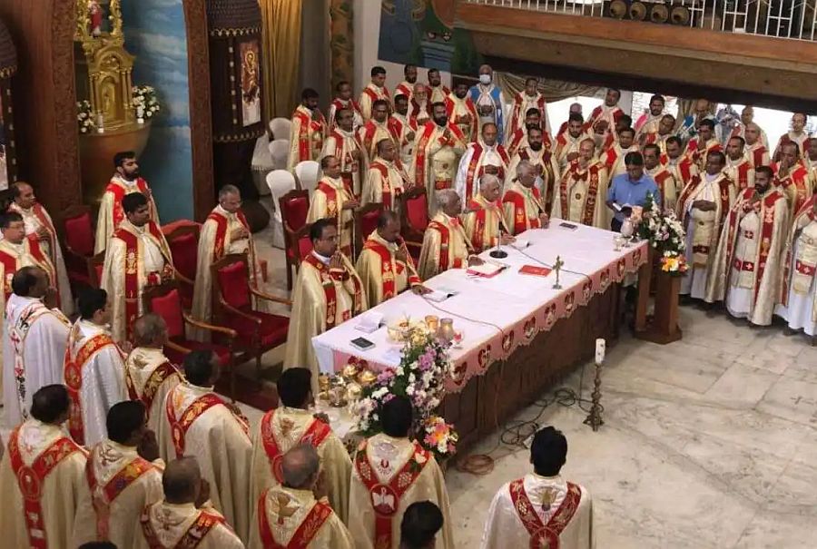 Priesterversammlung zelebriert ad Populum