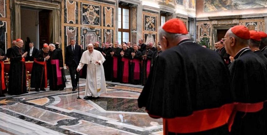 Der Papst betritt - auf einen Stock gestützt - den Saal mit den versammelten Mitgliedern der Behörde.