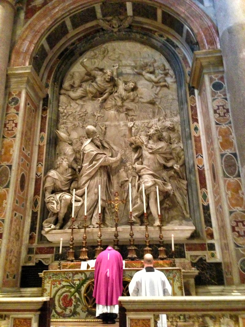 Die Aufnahme zeigt die Zelebration einer hl. Messe 'ad Dominum' am Leo-Altar der Peterskirche