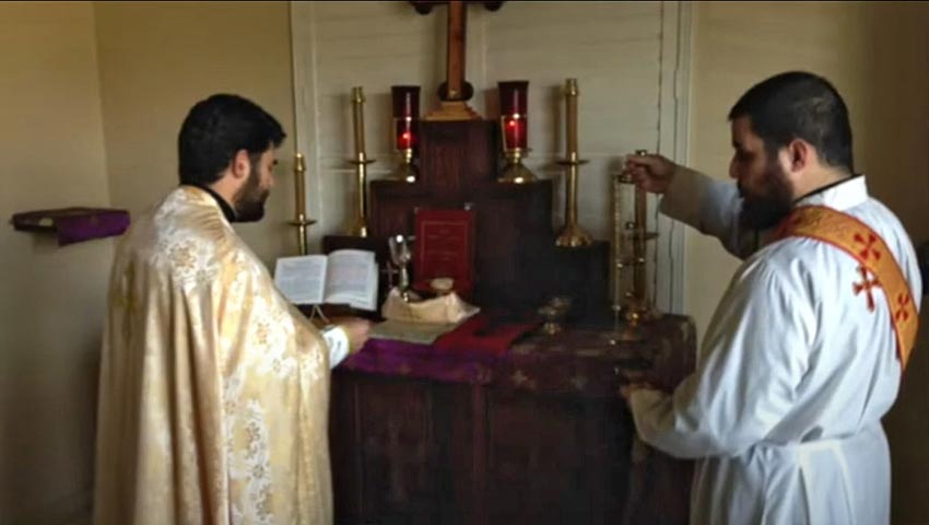 Zelebration ‚ad Orientem‘ in einem syriakischen Kloster in Kalifornien<br>Bild: Screenshot aus dem verlinkten Youtube-Video Zelebration an einem kleinen Altar im syro-malabarischen Stil 'ad Orientem'