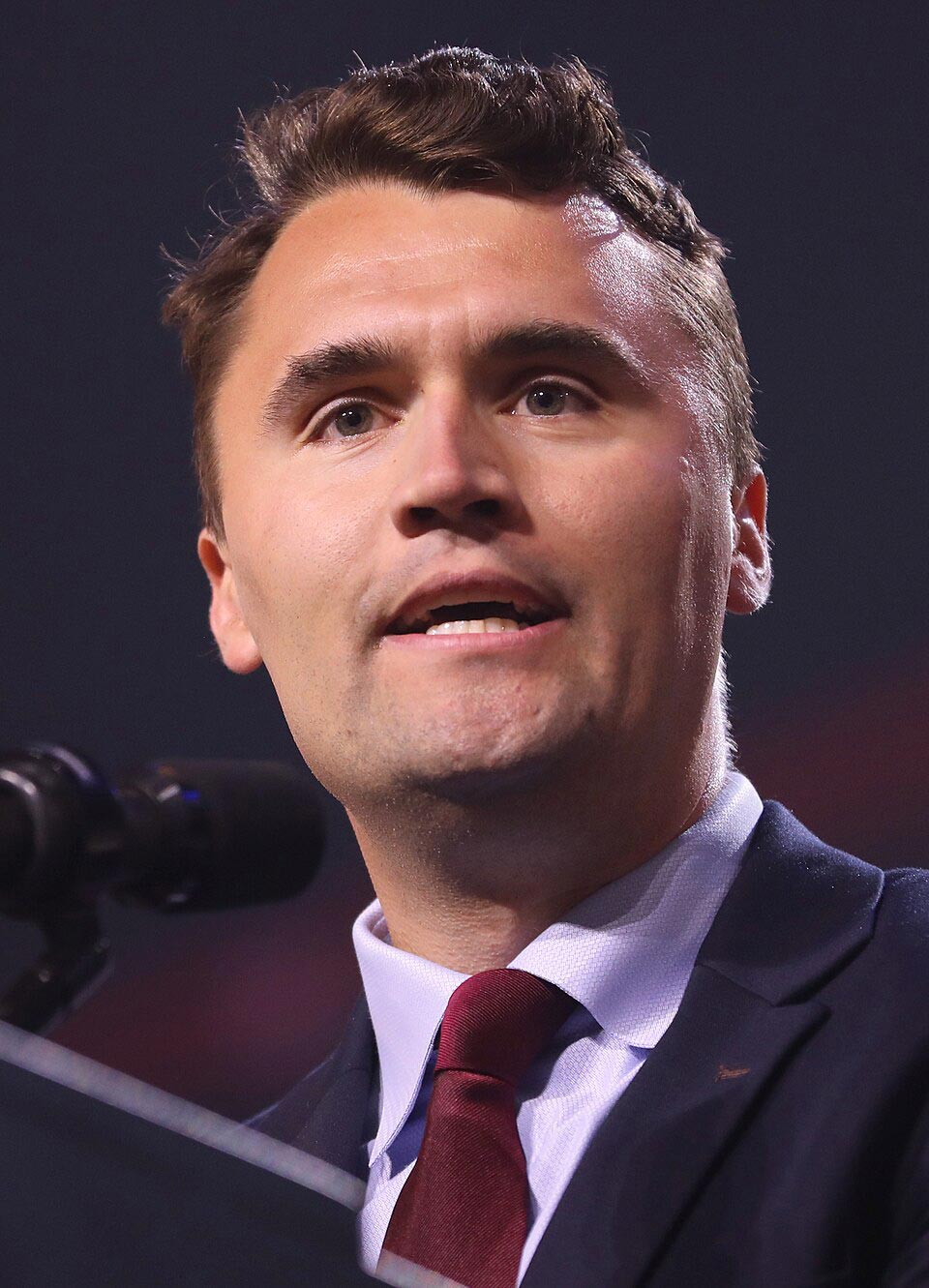 Porträtphoto von Charlie Kirk als Redner