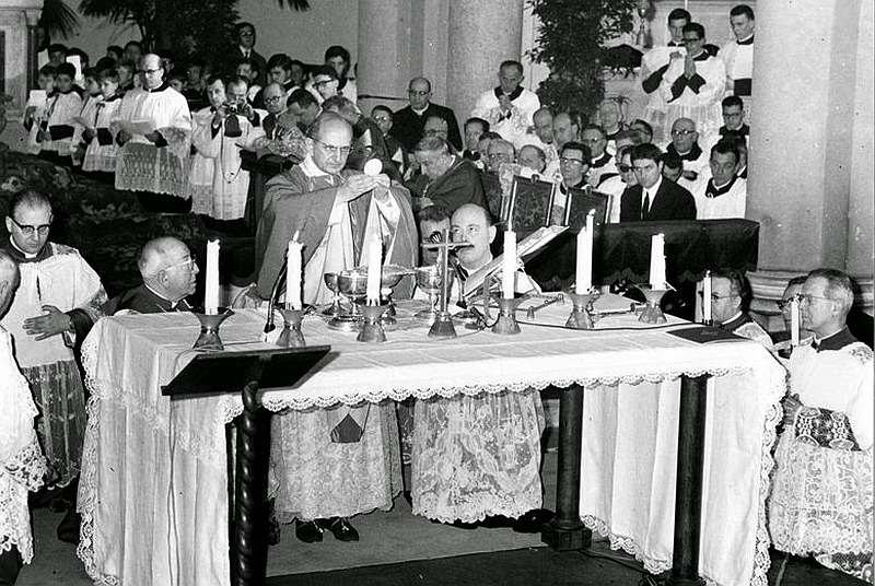 Das Photo zeigt Papst Paul VI. am Volksaltar die Messe in Richtung der Gläubigen feiernd.