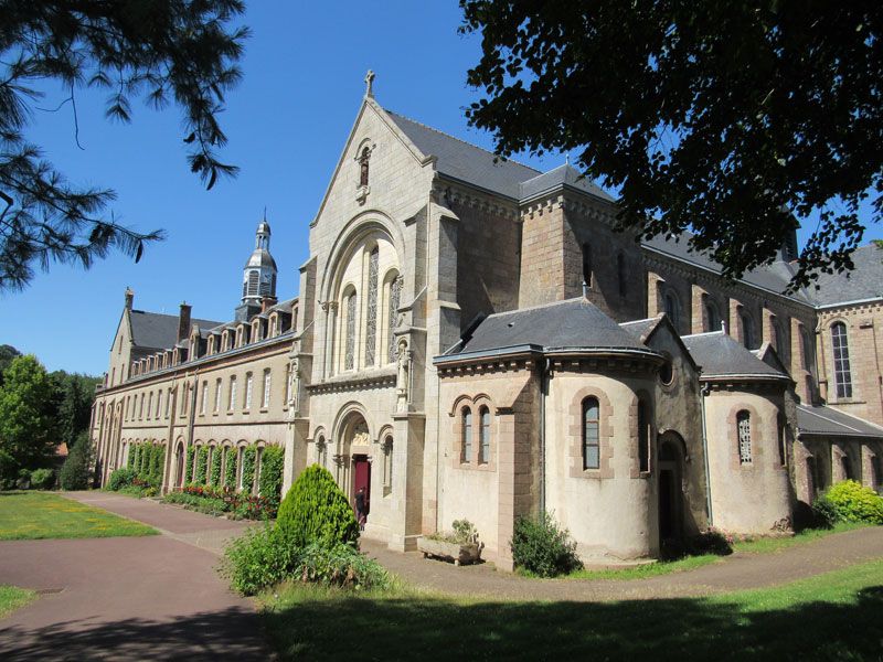 Blick auf die in neuromanischem Stil des 19. Jh. ausgeführte Klosterkirche und die schlicht gehaltene Hauptfassade.