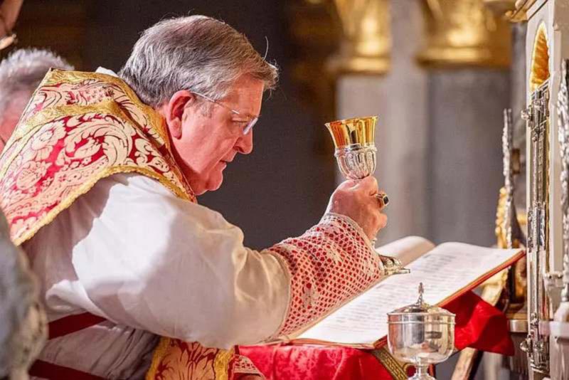 Kardinal Burke am Altar beim Sprechen der Wandlungsworte