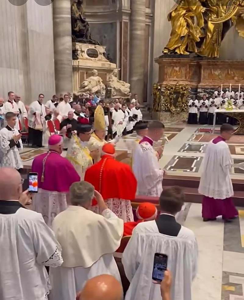 Blick in den Chorraum vor dem Altar der Kathedra, während Kardinal Burke mit dem Altardienst in Prozession zum Altar zieht