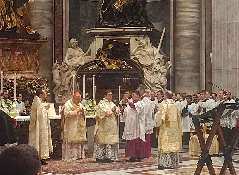 Blick in den Altarraum mit vollständigem Altardienst. Gut zu erkennen der „Gestellaltar“ der 80er Jahre <br>Bild: Messa in Latino  Blick in den Altarraum mit vollständigem Altardienst. Gut zu erkennen der „Gestellaltar“ der 80er Jahre.