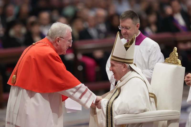 Das Photo zeigt Kardinal Roche und Papst Franziskus bei der Ernennung zum Kardinal in herzlichem Einvernehmen verbunden-