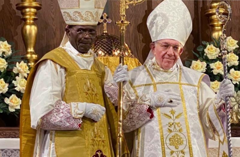 Weihebischof Mpundu aus Zaire und der illegal geweihte Bischof Ward, beide in traditionellen Paramenten