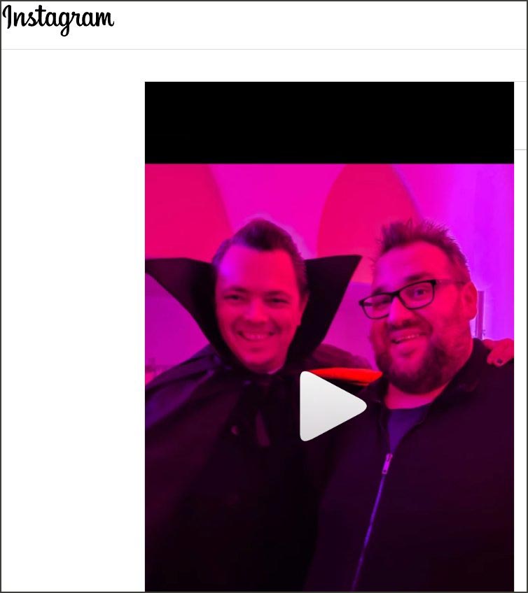 Auf dem Phot der als Vampir verkleidete Gemeindereferent, der den Gottesdienst abhielt, und einer seiner Mitstreiter