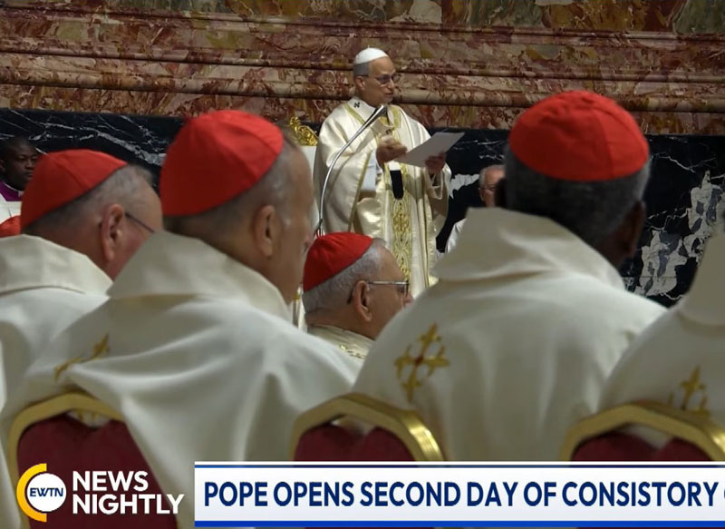 Der Screenshot einer EWTN-Sendung auf Youtube zeigt aus dem Blickwinkel der Kardinäale aufgenommen den Papst bei seiner Eröffnungsansprache. as Titelblatt des Buches zeigt eine in byzantinishem Stil ausgeführte Darstellung des letzten Abendmahles: &bdquo;Jesus im Kreis seiner Apostel im Abendmahlssaal&ldquo;