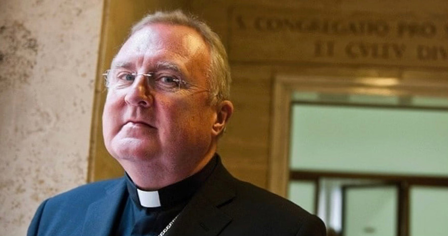 Aufnahme eines gehetzt wirkenden Arthur Roche in den Büros der Kurie;