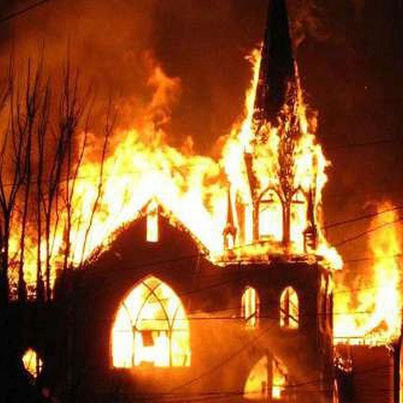 Der Brand der Kirche im Jahr 1978 war ein schwerer Schlag für die Bruderschaft und verlangsamte die Pläne zum Ausbau des „Stützpunktes“ erheblich. Wie kriege ich den Alttext sichtbar?
