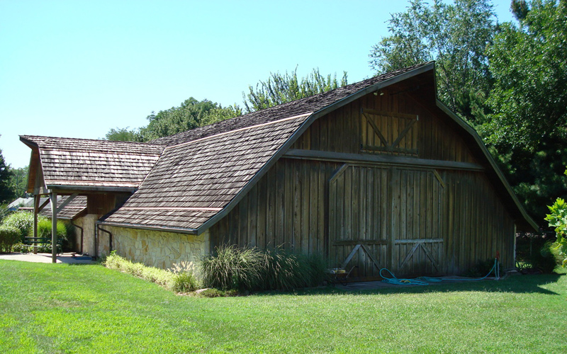 Eine Handelstation aus der Zeit um 1850. Das aufwendig konservierte Holzhaus steht heute im Freilichtmuseum von St. Mayrys. Dieses spezielle Stück diente nicht dem Handel allgemein, sondern speziell mit den Angehörigen der in der Gegend ursprünglich ansässigen Indianerstämme. Wie kriege ich den Alttext sichtbar?
