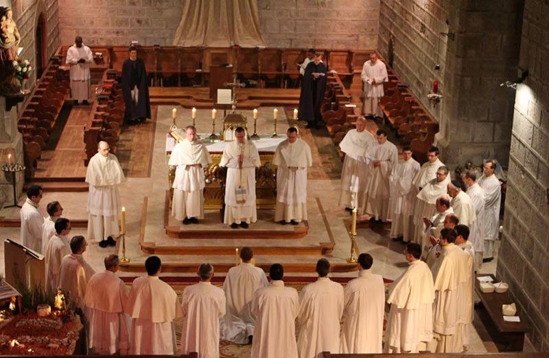 Feierliche Profess in der Abteikirche von Lagrasse <br>Bild: Von der im Artikel angegebenen Webseite der Kanoniker Feierliche Profess in der Abteikirche von Lagrasse