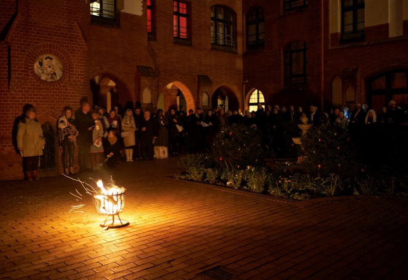 Osternacht im Institut St. PHilipp Neri. <br>Die Gläubigen haben sich versammelt, das Osterfeuer ist entzündet - die Liturgie kann beginnen. Osternacht im Institut St. PHilipp Nerie