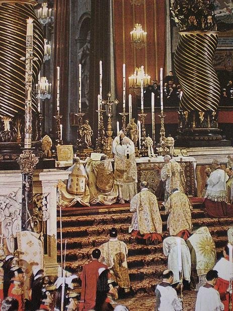 Die Zelebration Johannes’ XXIII. zur Eröffnung des Konzils entfaltet noch ein letztes Mal den höfischen Prunk der aus dem Barock überkommenen Papstmesse.<br>Bild: Wikimedia Commons Die feierliche Papstmesse Johannes XXIII. zur Eröffnung des Konzils