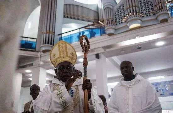 Kardinal Sarah beim Einzug in die Kathedrale von Dakar <br>Bild: Aus dem zitierten Artikel von La-Crois, GUY PETERSON /AFP Kardinal Sarah beim Einzug in die Kathedrale von Dakar