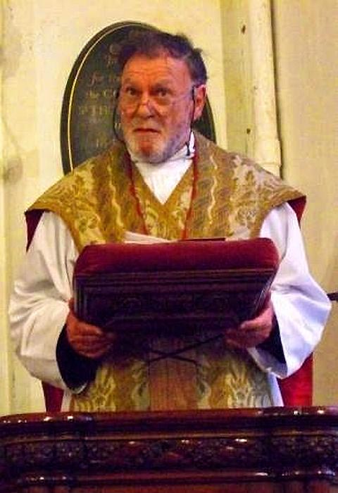Fr. John Hunwicke vom Ordinariat ULF <br>Bild: Von der Webseite Fr. Hunwickes FR. Hunwicke steht predigend auf der Kanzel