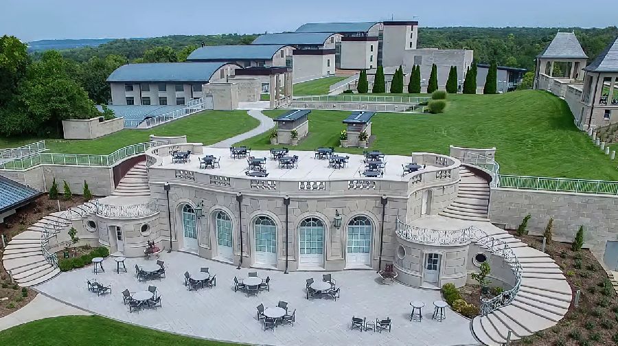 Das frühere Bildungszentrum von Boeing und künftiger Campus des Augustine-Instituts in Florissant. Unter dem Rasen hinter der Barockfassade vermuten wir eine Art Großes Auditorium. <br>Bild: CaholicWorldReport Die Luftaufnahme des Campus-Geländes zeigt eine großzüge Anlage mit teilweise postmodern-barocken Fassaden
