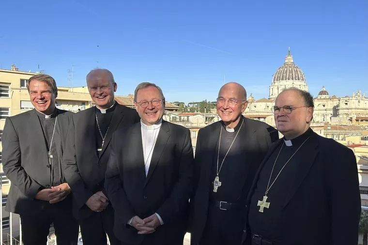 Wie alle Politiker zeigen die deutschen Bischöfe beim Gruppenfoto in Rom beste Laune. Nur einer sieht nachdenklich aus. (vl. n r.: Oster, Oberbeck, Bätzing, Genn, Meier. <br>Bild: Christoph Sator, NationalCatholicRegister Gruppenbild von 5 gut gelaunten deutschen Bischöfen um Georg Bätzing in Rom