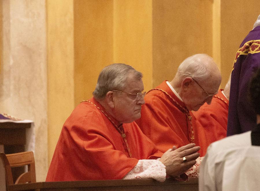 Kardinal Burke beim Jahresamt für Papst Benedikt im Domus Australia Rom.<br>Bild: Elizabeth Alva Das Bild zeigt Kardinal Burke und noch zwei weitere Kardinäle in Chirkleidung.