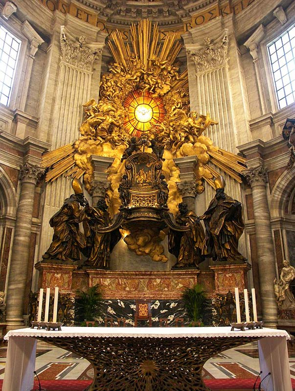 Altar der Kathedra Petri. Der eigentliche Altar wurde von den Kulturrevolutionären abgerissen und durch das Metallgerippe im Vordergrund ersetzt. Papst Benedikt ließ an dieser Stelle einen konventionelleren Altar aufstellen <br>Bild: Wikimedia Commons Photo des Altares der Kathedra Petri