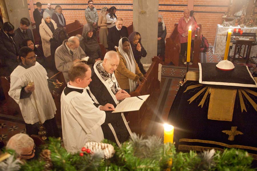 Beim Jahresamt für Papst Benedikt in Corpus Christi London <br>Bild: Joseph Shaw Osternacht im Institut St. PHilipp Nerie