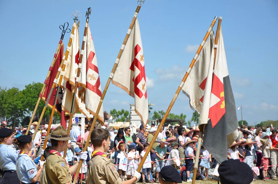 Viele Gruppen mit vielen Fahnen - und alle nach traditionellen Vorbildern ausgerichtet<br>Bild: John Sonnen; https://orbiscatholicussecundus.blogspot.com/ Gruppen französischer Pfadfinder und Pfadfinderinnen mit ihren traditionellen Fahnen