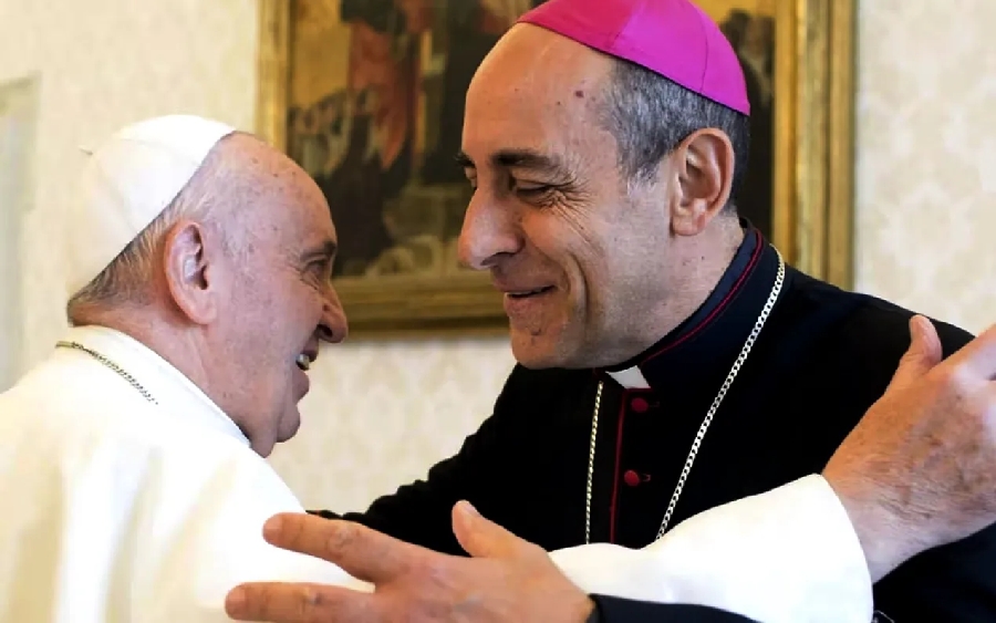 Wer ist hier Koch und wer ist Kellner? Fernandez und Franziskus demonstrieren bestes Einvnehmen <br>Bild: Screenshot: Sky.ita Papst Franziskus und Präfekt Fernandez