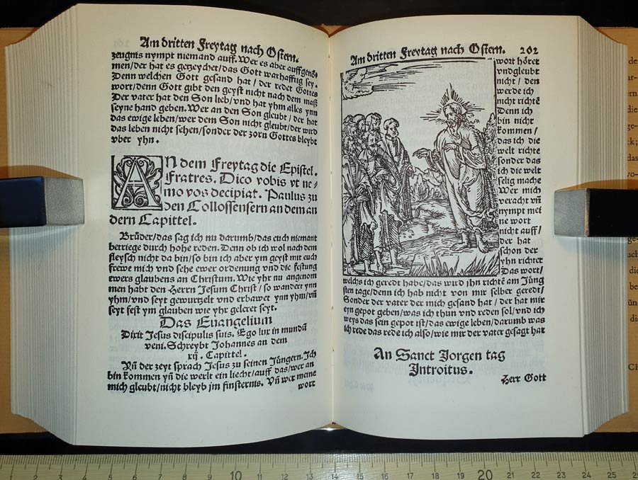 Eine typische Doppelseite aus Flurheyms Messbuch von 1529. Viele Bildelemente, und lesefreundliche Aufmachung. <br>Bild: Eigene Aufnahme Blick auf den Altar während der Messe