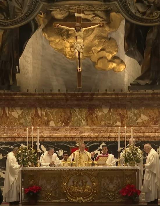 Jahresamt für Papst Benedikt im Petersdom <br>Screenshot aus Youtube Blick auf den Altar während der Messe