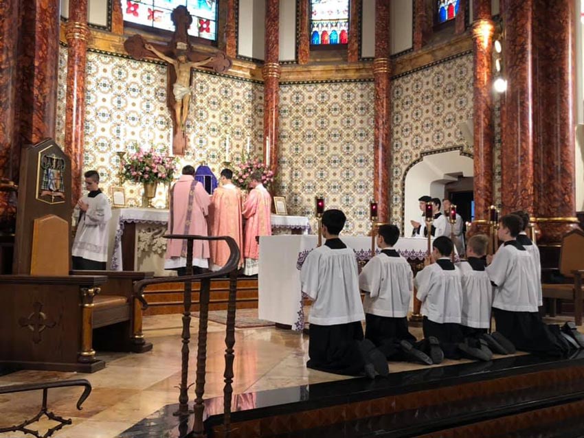Die Bischofskirche von Austin hat die Welle der Kirchenmodernisierung gut überstanden und bietet trotz Volksaltar geeigneten Raum für die überlieferte Liturgie. <br>Bild: Facebook-Seite der St. Josephs-Gesellschaft Blick in den Altarraum beim Levitenamt