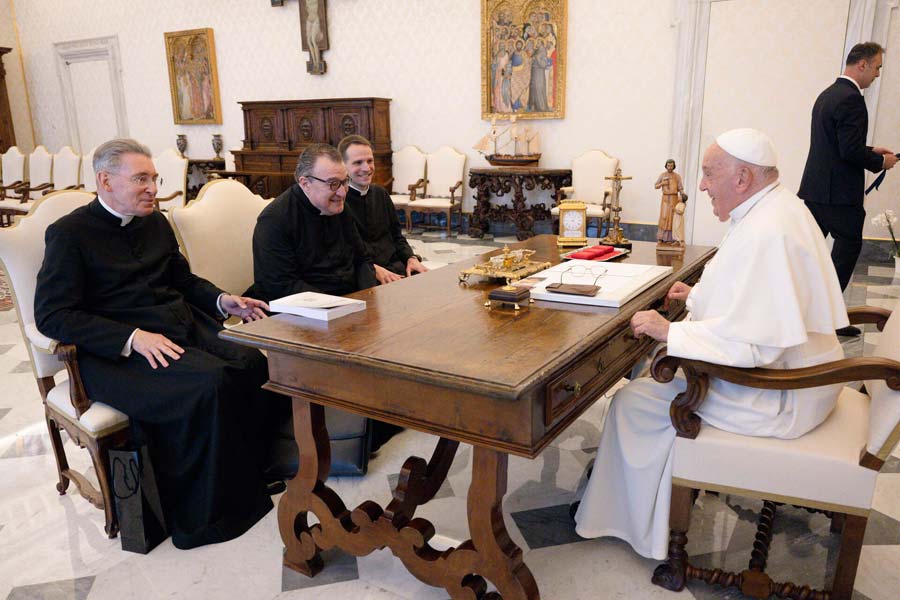 Photo von der Audien. Die Delegation des Instituts mit Msgr. Wach und Msgr. Rudolf Michael Schmitz in guter Stimmung dem Papst am Schreibtisch gegenüber.
