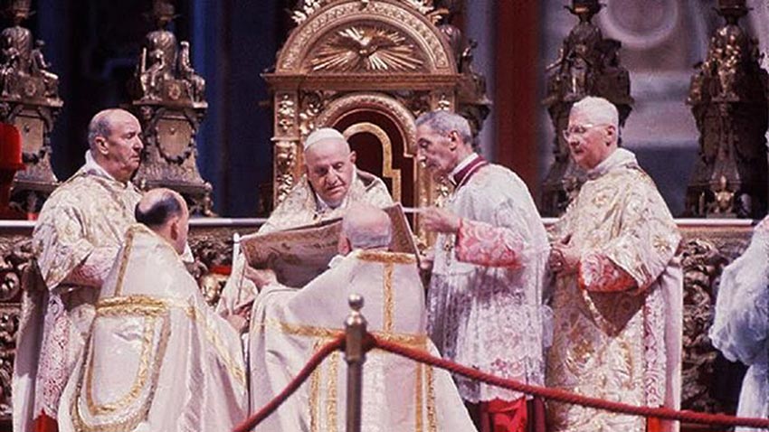 11. Oktober 1962: Papst Johannes XXIII. umgeben von seinem Hofstaat bei der Verlesung der Eröffnungsansprache zum II. Vatikanischen Konzil. <br>Bild: Wikimedia Commons, Lothar Volley Der Papst auf seinem Thron bei der Verlesung der Eröffnungsansprache