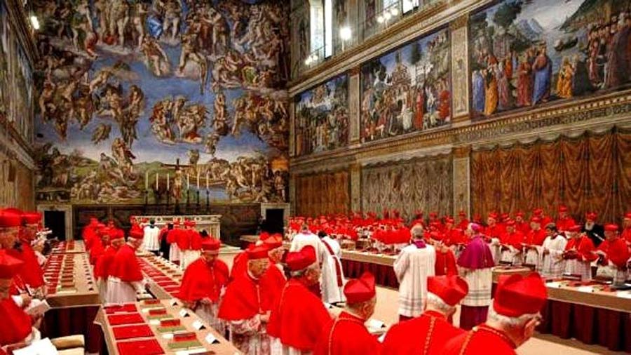 Blick ins Konklave 2013. Seit über 800 Jahren wählen die Kardinäle den Papst. Könnten Sie ihn auch abwählen? <br>Bild: La Stampa Die Kardinäle bei der Papstwahl 2013 in der Sixtinischen Kapelle
