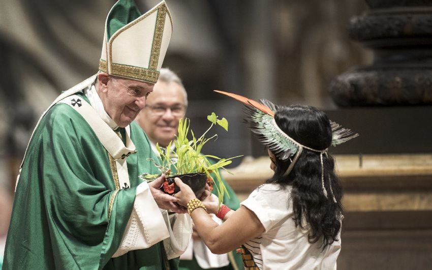 Die Opfrschale des Pachamama-Kultes zur Gabenbereitung im Petersdom <br>Bild: https://www.telegraph.co.uk/ Eine Dame im Indianerkostüm überreicht dem Papst zur Opferung eine Schale mit heidnischer Symbolik