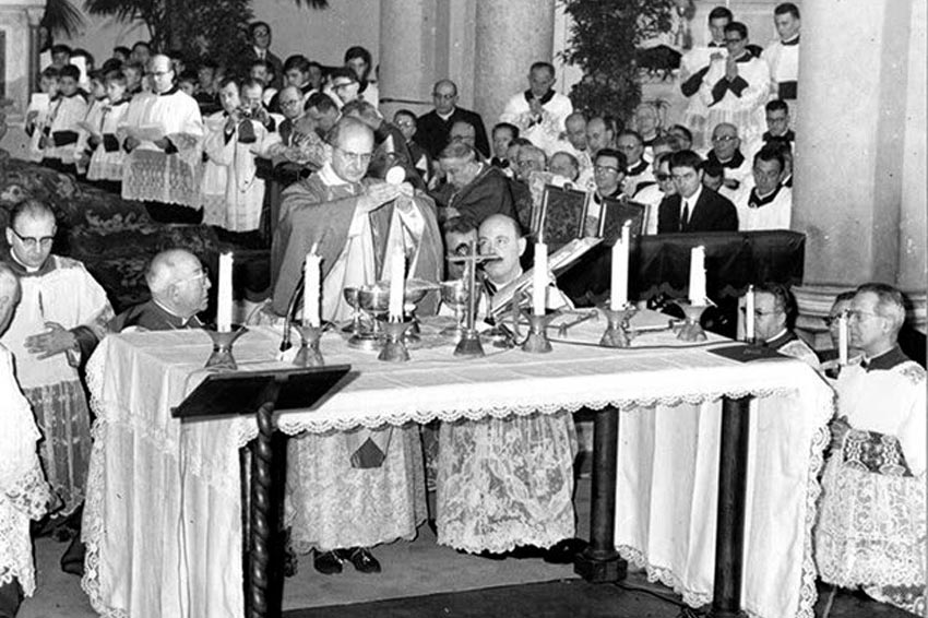 Am 7. März 1965 zelebrierte Paul VI. in der römischen Kirche zu Allen Heiligen an der Via Tiburtina erstmal öffentlich 'ad populum'. <br>Bild: New Liturgical Movement Papst Paul mit kleinem Gefolge am Alktar und 'ad populum' zelebriertend