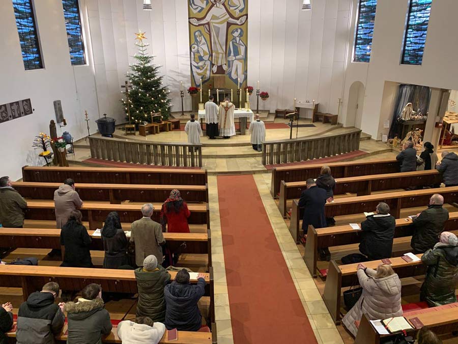 Blick in den Kirchenraum mit mit Altar und einem Teil des Kirchenschiffs