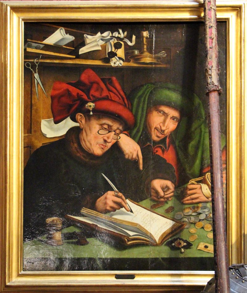 Schlitzohr und Bürokrat. Gemälde „Der Steuereintreiber“ von Marinus van Reymerswaele im Museo Stibbart. Bild: Francesco Bini, Wikimedia Commons CC BY-SA 4.0 Das Gemälde aus dem 16. Jahrhundert zeigt zwei Männer bei der Buchführung. Der eine vom Txp „Schlitzohr“ greift nach den vor ihm liegenden Münzen, der ander vom Typ „pedantischer Bürokrat“ macht Eintragungen im Kassabuch.