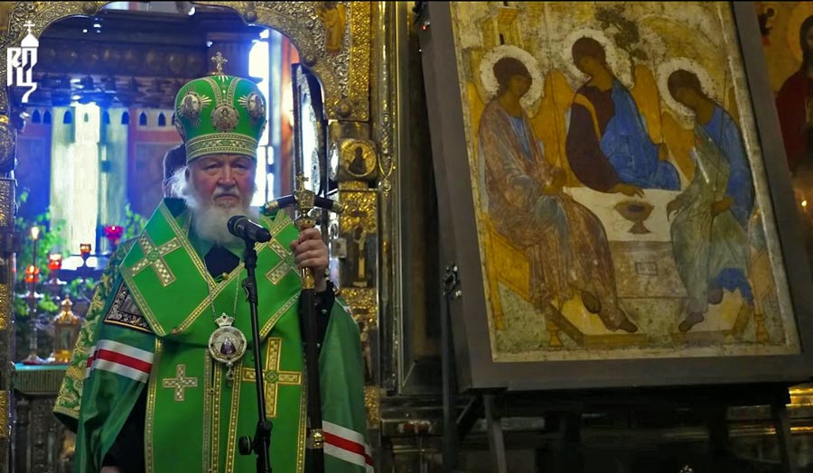 Patriarch Kyrill bei seiner Ansprache aus Anlaß der Rückführung der Ikone. Die Ikone ist zunächst provisorisch vor der Ikonostase aufgestellt - dahinter erkennt man gerade noch die bisher an diesem Platz stellvertretend gezeigte Kopie.<br>Bild: Screenshot aus Youtube Das Photo zeigt links Patriarch Kyrill bei seiner Ansprache, rechts die provisorisch vor der Ikonostase aufgestellte Ikone