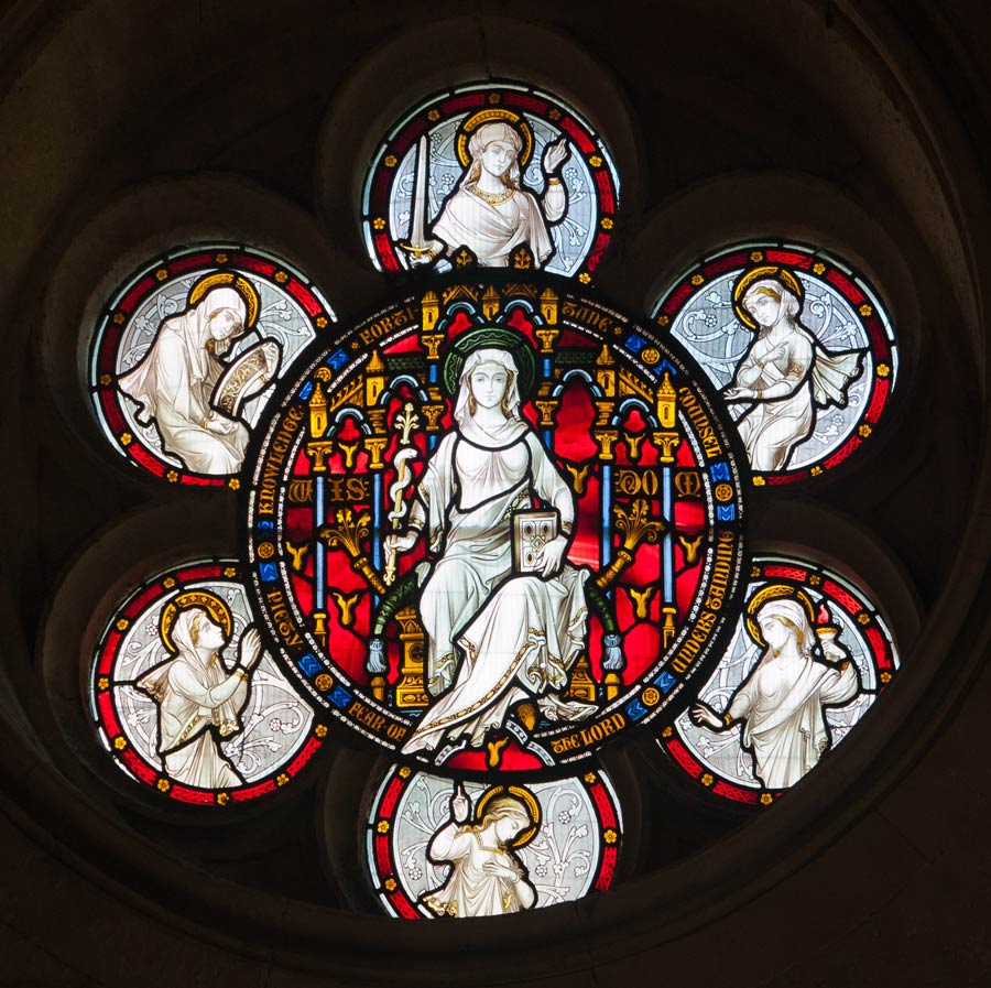 Dieses Kirchenfenster aus dem England des 19. Jh. zeigt die 7 Gaben des Geistes als Rosette, in der die Symbole für die Gaben mit der Weisheit im Zentrum kreisfürmig angeordnet sind