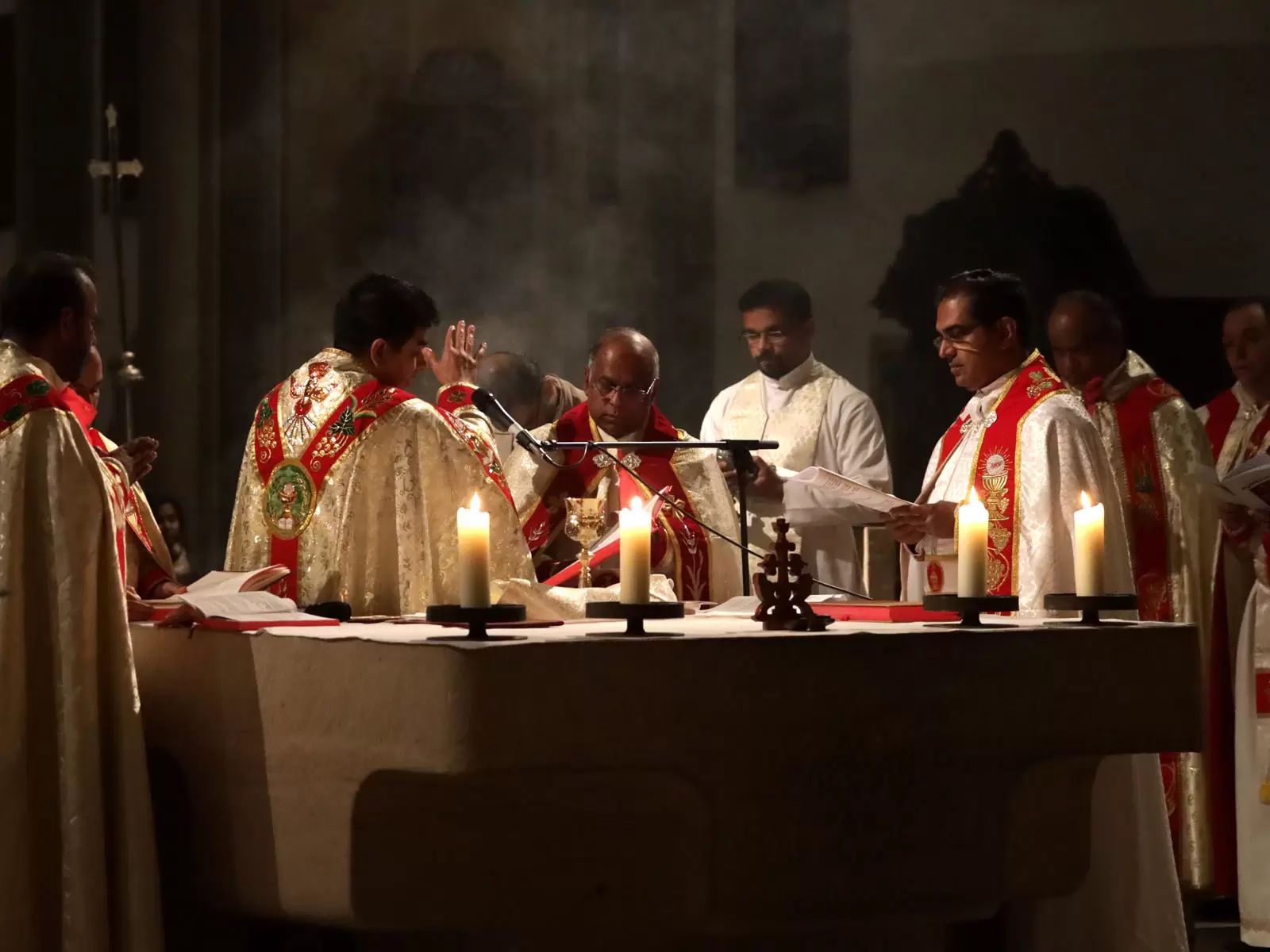 Feierliche Liturgie der hl. Qurbana im Dom St. Ulrich von Augsburg. So weit zu sehen, 'ad populum' zelebriert <br>Bild: Bistum Augsburg - Annette Zoepf. <br/>Bericht: https://www2.bistum-augsburg.de/thomaschristen-feiern-gottesdienst-in-st-ulrich_id693310 Das Photo zeigt eine feierliche Liturgie im syro-malabarischen Ritus an Altar von St. Ulrich in Augsburg