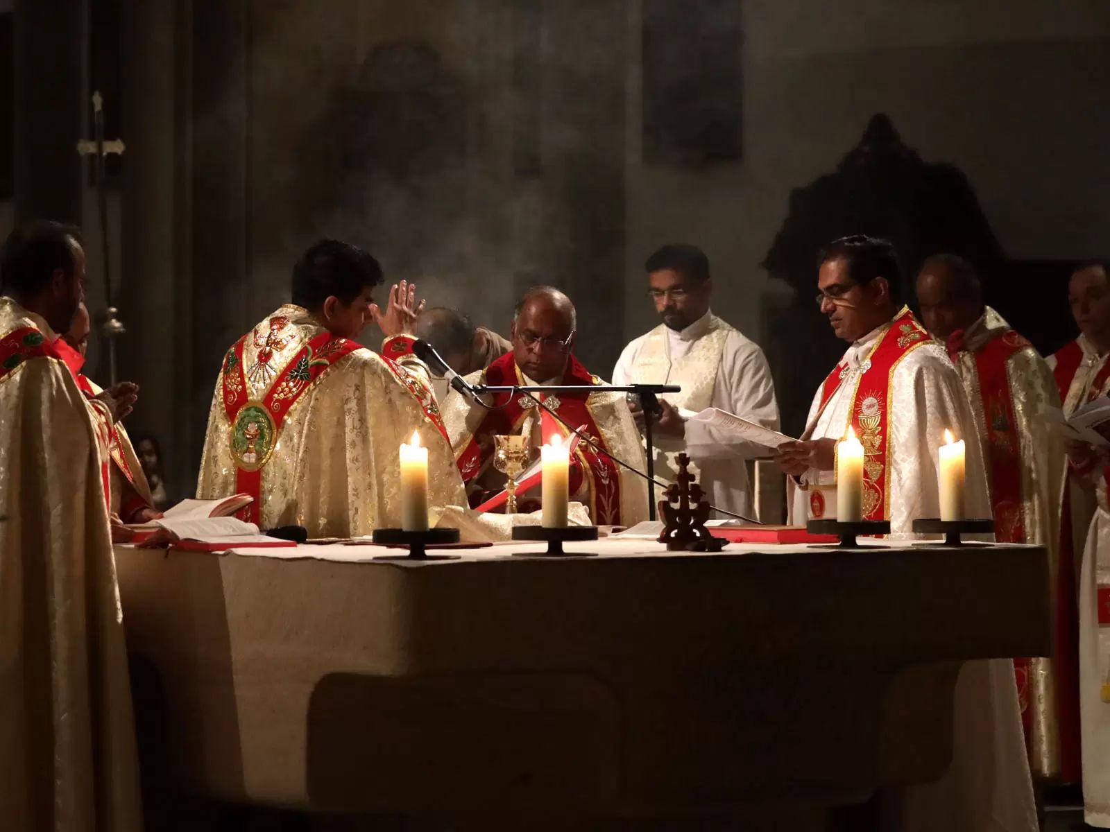 Das Photo zeigt eine feierliche Liturgie im syro-malabarischen Ritus an Altar von St. Ulrich in Augsburg